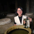我们的酒都是用本地小红粱烤出来的酒